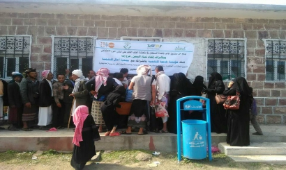 تنفذ مؤسسة خديجة للتنمية بالشراكة مع جمعية امال توزيع الف حقيبة عائلية وحقيبة الكرامه للاسرالنازحه والمستضعفة فى مديرية مذيخرة
