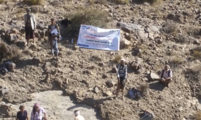 تنفذ مؤسسة خديجه للتنمية مشروع بناء حاجز مائي في منطقه الاعماد بلادالشعبي مديرية السبرة
