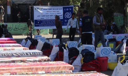 خديجة تدشن توزيع 400 حقيبة توافقية للنازحين بمحافظة إب اليمن